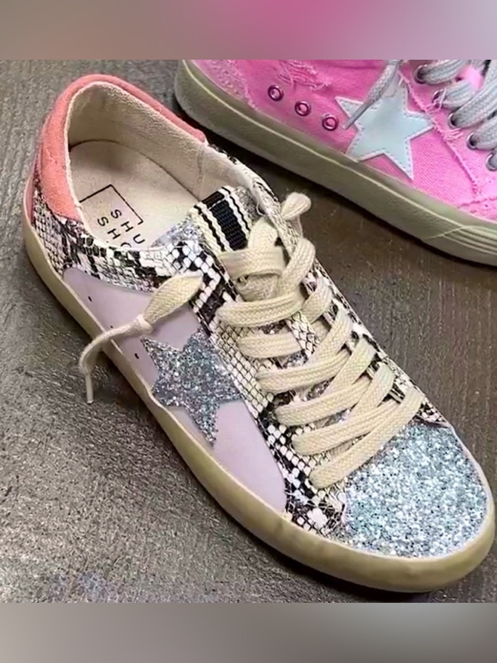 🆕💜SHUSHOP: GLITTER & SNAKE STAR SNEAKER SIZE 9